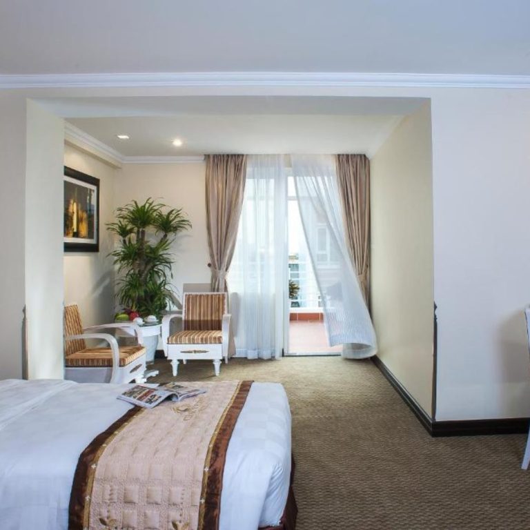 A cozy hotel room