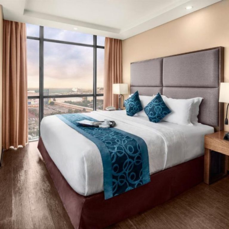 Luxurious Hotel Room
