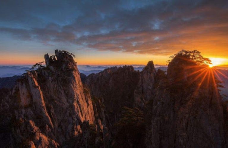 Sunrise Huangshan Mountains