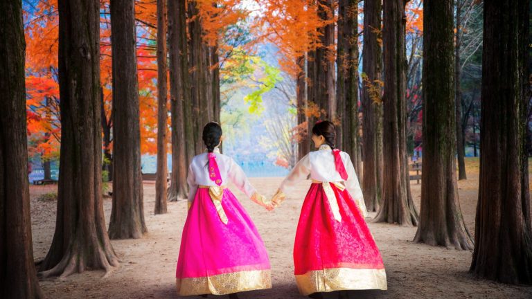 Women in Hanboks