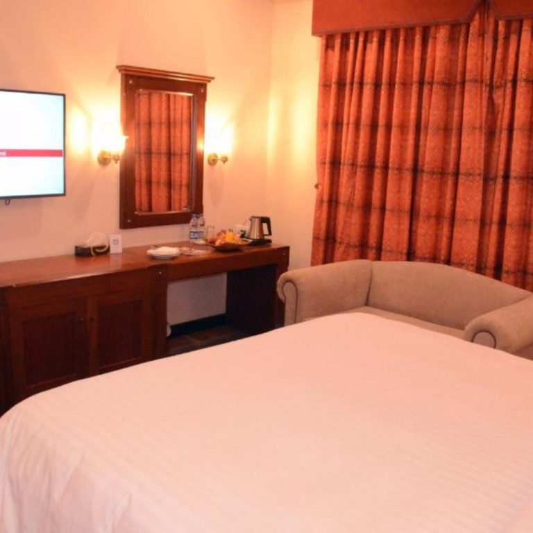 A cozy hotel room