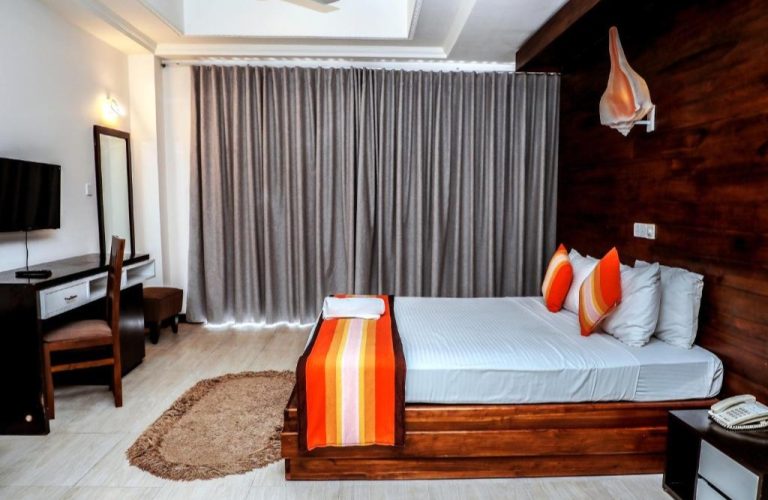 A cozy hotel room
