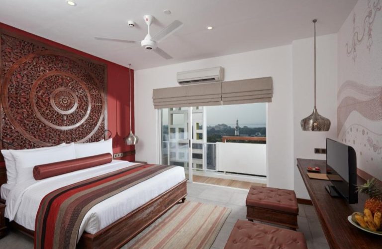 A cozy hotel room